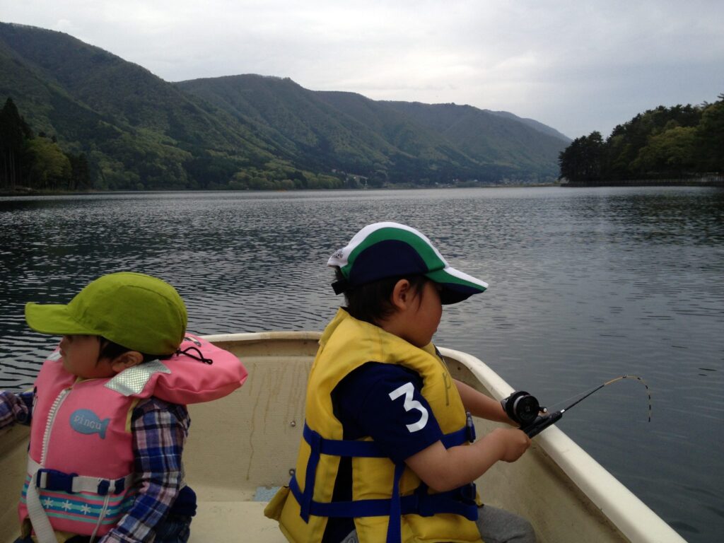 湖でのんびりワカサギ釣りー